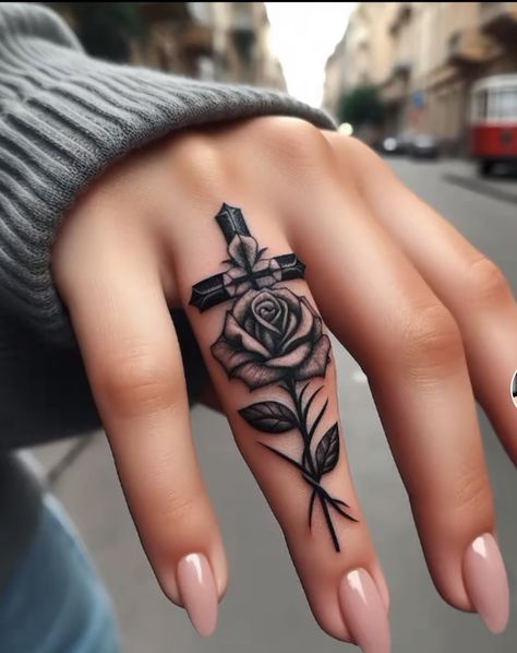 Shade In Tattoo Ideas, Easy Shading Tattoo, Rosen Tattoo Frau, Tato Salib, Tato Paha, Tato Jari, Bauch Tattoos, Cross Tattoos For Women, Hand And Finger Tattoos