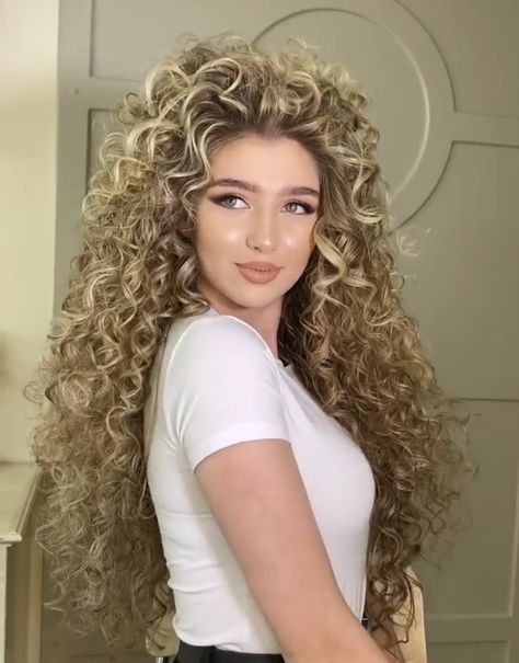 Honey Blonde Wavy Hair, Blonde Curly Long Hair, Curly Hair Blonde Highlights, Hair Blonde Curly, Curly Hair Blonde, Bling Bouquet, Long Natural Curly Hair, Hair Base, Personal Things