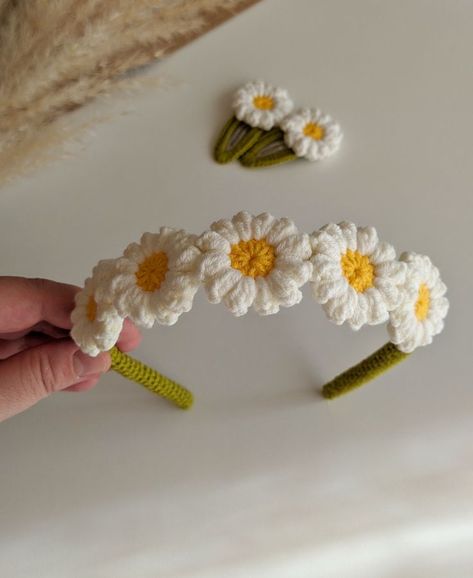 Crochet Baby Headband, Crochet Hair Band, Dainty Crochet, Headband Ideas, Crochet Flower Headbands, Baby Headbands Crochet, Crochet Tutorial Pattern, Crochet Hair Clips, Quick Crochet Patterns