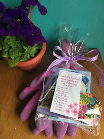 Gardening Gloves teacher thank you. Easy and quick gift of seeds, gloves and hand cream. A great way to show your appreciation to a teacher or volunteer. Garden Gloves Gift Ideas, Hampers Cookies, Gratitude Gifts, Bunco Gifts, Jar Meals, Seeds Gifts, Ladies Tea, Garden Gloves, Easy Gardening