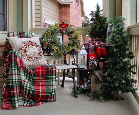 Porch Christmas Tree, Best Outdoor Christmas Decorations, Christmas Apartment, Christmas Front Porch, Christmas Porch Decor, Fabulous Christmas, Front Porch Christmas Decor, Navidad Diy, Front Porch Decorating