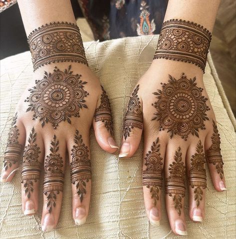 Modern Mehndi Designs Minimal Front Hand, Minimal Mehndi, Modern Mehndi, Mehndi Designs Simple, Eid Mehndi Designs, Latest Henna Designs, Mehndi Designs For Kids, Very Simple Mehndi Designs, Simple Mehndi Designs Fingers