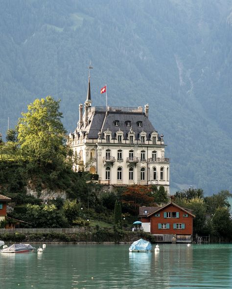 Iseltwald, a quiet spot by the lake where everything slows down and the views do all the talking. 🥹😍 Tips for visiting: - Arrive early to enjoy the calm before it gets busy 💪🏼 - Take a boat ride on Lake Brienz for stunning views 👀 - Walk the lakefront trail for the best photo spots 📸 - Grab lunch at a local café 🍽️ #LakeBrienz #Iseltwald #Switzerland Iseltwald Switzerland, Talking Tips, Lake Brienz, Boat Ride, Switzerland Travel, By The Lake, Take A Breath, The Calm, Best Photo