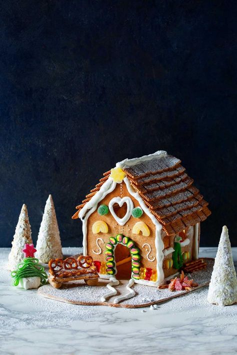 Lebkuchenhaus mit Vorlage und vielen Tipps | Simply Yummy Food O, Gingerbread House, Advent, Gingerbread, Food And Drink, Basketball, Baking, Cake, Christmas