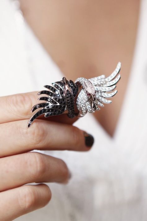 Unique Boucheron swan ring with white and black diamonds for awesome animal jewellery ring ideas! See more Boucheron jewellery designs on GEMOLOGUE! #ringspiration #diamondrings #blackdiamond #animaljewelry Animal Jewellery Design, Bird Jewellery, Swan Ring, Swan Jewelry, Animal Themed Jewelry, Lizzie Hearts, Bird Ring, Jewellery Ring, Gift Ideas For Her