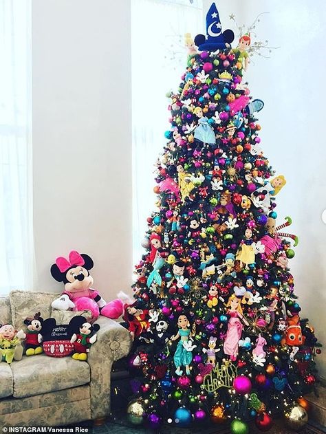 Princess Tree Christmas, Princess Themed Christmas Tree, Disney Inspired Christmas Tree, Princess Christmas Tree Ideas, Disney Xmas Tree, Disney Themed Christmas Trees, Disney Princess Christmas Tree, Disney Christmas Tree Theme, Princess Christmas Tree