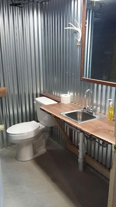 Barn Bathroom, Garage Bathroom, Outdoor Bathroom Design, Outdoor Toilet, Tin House, Cabin Bathrooms, Rustic Bathroom Designs, Tin Walls, Country Cabin