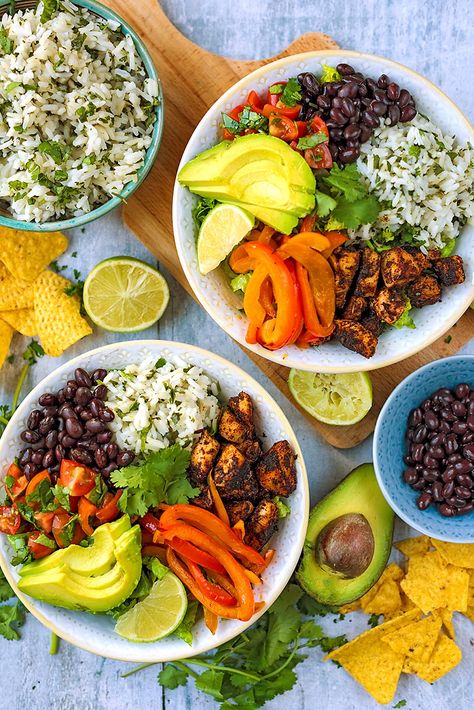 Chicken Bowl Recipe, Healthy Mexican Recipes, Healthy Burger, Chicken Burrito, Rice Beans, Tasty Lunch, Chicken Burrito Bowl, Healthy Chicken Dinner, Turkey Recipes Thanksgiving