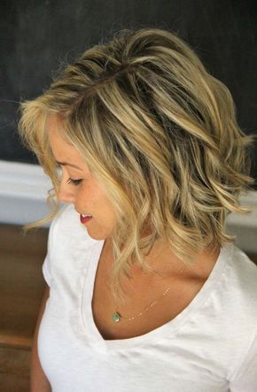 7 Ways to Get Soft Waves (Even for Short Hair!) | http://helloglow.co/ways-to-get-soft-waves/ Wedding Hairdos, Beach Waves For Short Hair, Cute Everyday Hairstyles, Short Hair Waves, How To Curl Short Hair, Short Hairdos, Popular Haircuts, 짧은 머리, Everyday Hairstyles