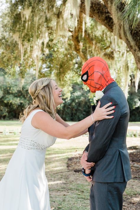 This Professional Baseball Player's Spider-Man-Themed Wedding Has Our Spidey Senses Tingling Spiderman Wedding Dress, Nerdy Wedding Photos, Spiderman Wedding Theme, Avenger Wedding, Marvel Wedding Theme, Wedding Superhero, Spiderman Wedding, Spiderman Kiss, Hello Kitty And Spiderman