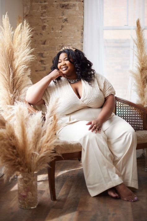 Love Seat Plus Size Photo Poses, Curvy Women Dresses, Plus Size Posing, Studio Photoshoot Ideas, Tufted Loveseat, Fashion Model Poses, Business Photoshoot, Quoi Porter, Portrait Photography Women