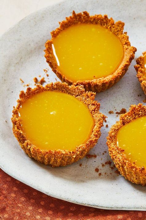 Desserts With Lemon, Lemon Curd Tarts, Lemon Curd Tartlets, Curd Tarts, Mini Lemon Tarts, Healthy Pie Recipes, Graham Cracker Crust Recipe, Lemon Curd Tart, Lemon Tart Recipe