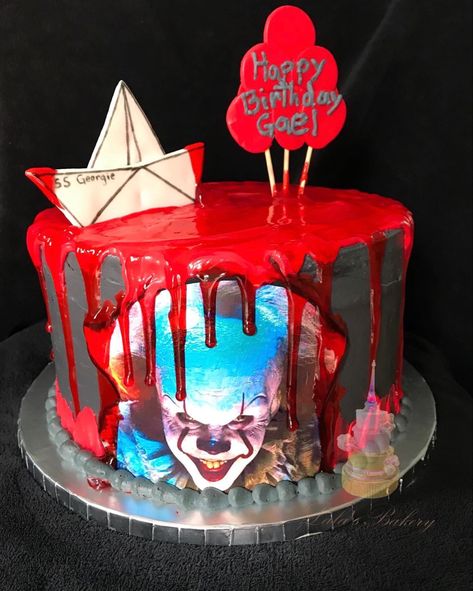 Halloween cakes It Birthday Cake Stephen King, Pennywise Birthday Party Ideas, Pennywise Cake, Ironman Cake, Scary Cakes, Diy Cakes, 12th Birthday Cake, Halloween Birthday Cakes, Ghost Cake