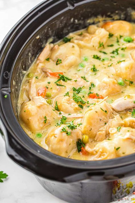 Summer Crockpot, Chicken Biscuits, Summer Crockpot Recipes, Creamy Chicken Casserole, Crockpot Chicken And Dumplings, Chicken Crockpot Recipes Easy, Delicious Slow Cooker Recipes, Dump Dinners, Chicken And Biscuits