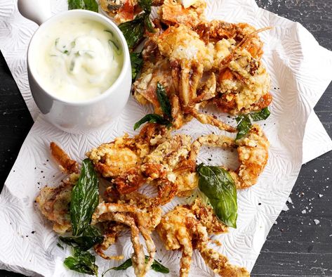 Crunchy, succulent soft shell crab pairs brilliantly with this flavoursome green onion aioli. Enjoy it as finger food with a glass of wine, or as a starter to a big dinner party. Soft Shell Crab Recipe, Softshell Crab, Crab Recipe, Big Dinner, Soup Noodles, Crab Meat Recipes, Crab Stuffed Shrimp, Aioli Recipe, Soft Shell Crab