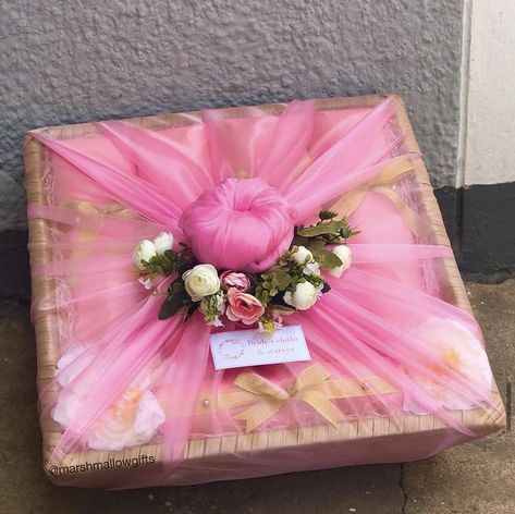 Bride’s cloths and Scarves wrapped in pink for engagement dowry wrapping. Saree Wrapping Ideas For Gift, Wedding Clothes Packing Ideas, Bridal Clothes Packing Ideas, Bari Packing, Saree Gift Packing Ideas, Saree Packing Ideas Wedding, Seserahan Mukena, Engagement Packing Ideas For Bride, Hamper Decoration