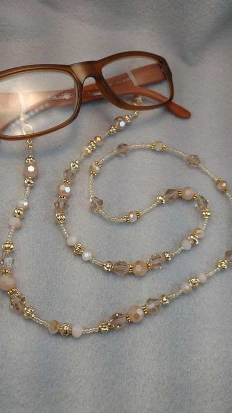 Eyeglass Jewelry, Eyeglass Chain Holders, Gold Eyeglasses, Eyeglass Accessories, Eyeglass Necklace, Beaded Necklace Diy, Handmade Jewelry Tutorials, Beads Bracelet Design, Beaded Jewelry Designs