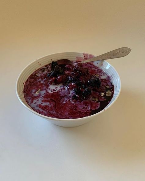 Camomille | vegan recipes on Instagram: "BLUEBERRY OATMEAL (VEGAN) - 1/2 cup quick oats - 1 cup boiling water 💧 - 1 tsp chia seeds - 1 tsp ground flaxseed - 1 tsp hempseeds - 1 tsp maca powder (optional) - 1 tbsp goji berries toppings: - frozen wild forest blueberries and sour cherries 🍒 - soy milk 🥛 Directions: 1. put everything into a bowl and stir to combine 2. pour over about a cup of boiling water (more or less to liking) 3. mix well, cover with a plate and let it sit for about 1 Oatmeal Vegan, Well Cover, Sour Cherries, Vegan Oatmeal, Maca Powder, Blueberry Oatmeal, Wild Forest, Sour Cherry, Quick Oats