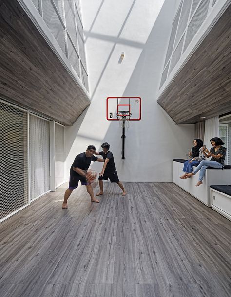 Sense of Communal Area Developed in this Ring House | Delution - The Architects Diary Basketball In House, Basketball House, Basketball Ground, Communal Area, Basketball Ring, Deco House, The Architects Diary, Playing Basketball, Home Room Design