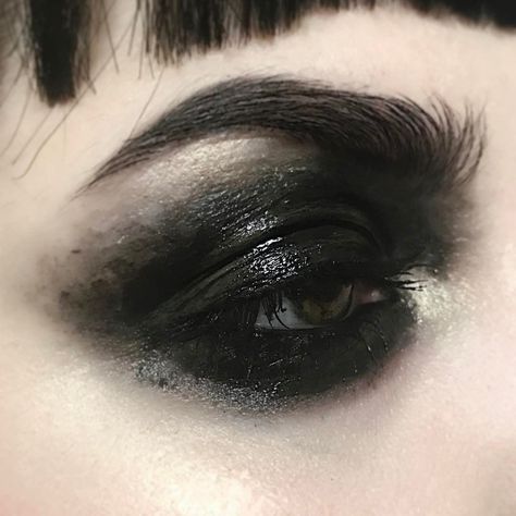 Black Smokey Eye Halloween, Dramatic Black Makeup, Round Eye Eyeliner, Cryptid Makeup, Cultist Aesthetic, Monk Aesthetic Dnd, Goth Makeup Simple, Minimal Goth Makeup, Emo Eyeshadow