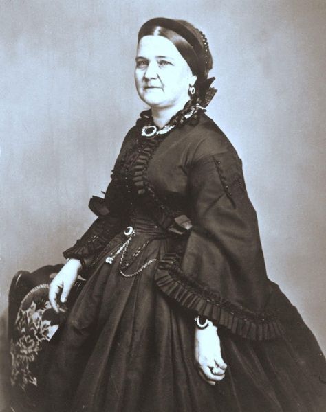 Heartbreaking Facts About America's Most Tragic First Lady, Mary Todd Lincoln! Abraham Lincoln's wife faced difficult times after Lincoln's assassination. Did you know that Congress denied her widow's pension? Read more facts about Abraham Lincoln's wife #History #Lincoln #Funfacts Mary Todd Lincoln, Elizabeth Barrett Browning, 1860s Fashion, 1860 Fashion, Beautiful Beach Wedding, First Ladies, Woman Standing, Marchesa, Vintage Pictures