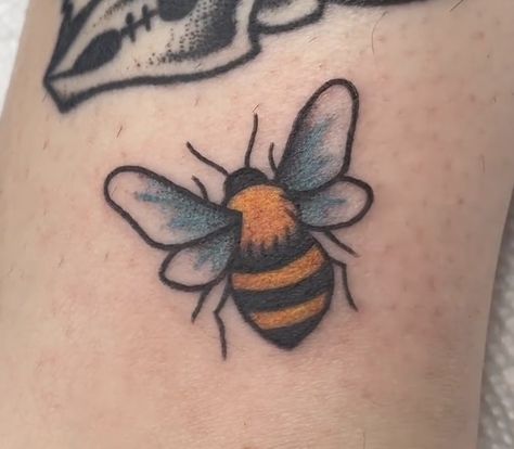 Traditional Bee Tattoo, Dumbest Tattoos, American Style Tattoo, Bee Tattoos, Vintage Tattoo Art, Flower Floor, Traditional Tattoo Inspiration, American Traditional Tattoo Ideas, Traditional Tattoo Ideas