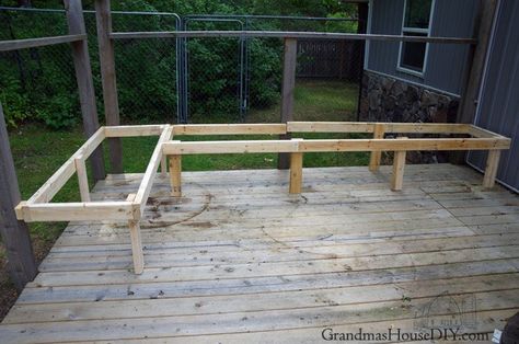 Corner Deck Bench, Diy Deck Railing Ideas, Diy Deck Railing, Deck Bench Seating, Corner Deck, Wood Deck Railing, Deck Bench, Backyard Hangout, Deck Diy