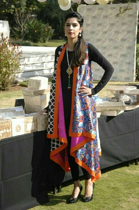 Shrug For Dresses, Mode Kimono, Pakistani Fashion Casual, Salwar Kamiz, Look Of The Day, فستان سهرة, Pakistani Dress Design, Designer Dresses Indian, Manish