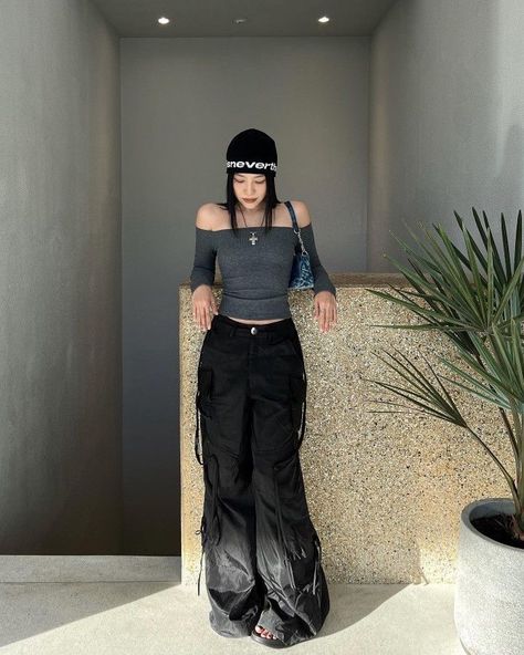 00s Mode, Acubi Fashion, Cargo Pants Outfit, Practice Outfits, Fashion Fits, Korean Outfits, Casual Style Outfits, Streetwear Outfit, Pants Outfit