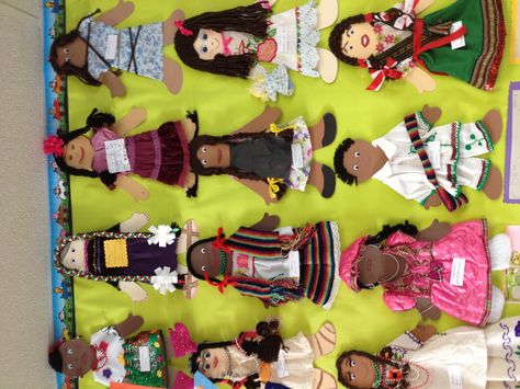 Multicultural dolls. I had my preschool parents do this at home with their child and have them talk to their children about where the parents grew up and talk about the importance if their culture. Doll Decoration Ideas, Diversity Activities, Multicultural Activities, Doll Template, Cultural Crafts, Doll Decoration, Culture Day, Mexico Culture, Paper Dress