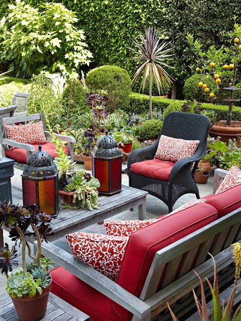 Turn your backyard into the outdoor space of your dreams with these great patio design ideas and tips! Learn the best patio furniture to use, how to incorporate different materials such as concrete and how to choose elements such as an outdoor fireplace or firepit. Hamptons Decor, Outdoor Seating Area, Real Estat, Have Inspiration, Outside Living, Pergola Patio, Small Patio, Green Life, Colorful Garden