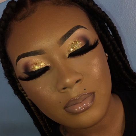 Makeup Gold Looks, Prom Dates, Birthday Makeup Looks, Gold Makeup Looks, Gold Eye Makeup, Prom Makeup Looks, Makeup For Black Skin, Face Beat, Glam Makeup Look