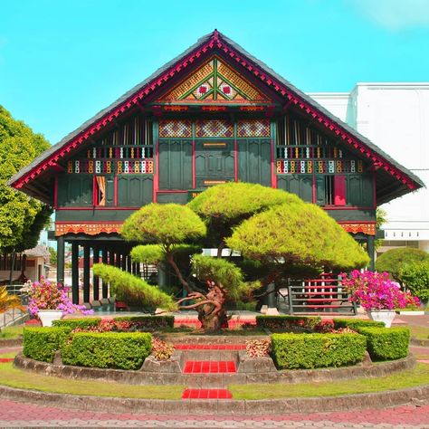 Rumoh Aceh merupakan rumah tradisional Aceh yang sudah jarang ditemui. Berbentuk... - Rumoh Aceh merupakan rumah tradisional Aceh yang sudah jarang ditemui. Berbentuk rumah panggung yang tingginya sekitar 2,5-3 meter dari atas tanah, memiliki tiga atau lima ruangan, dengan 16 tiang untuk 3 ruangan dan 24 tiang untuk rumah 5 ruangan. . Di pintu utama terdapat tangga yang tingginya sekitar 120-150 cm yang membuat siapa pun yang masuk harus sedikit merunduk. Hal ini bermakna penghormatan kepada Drawing Reference, Travel Blog, Gazebo, Outdoor Structures, Indonesia, House Design, Graphic Design, House Styles, Architecture