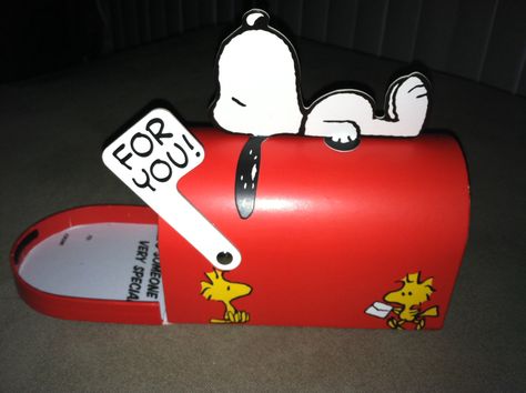 Snoopy Gift Box Snoopy Valentines Day, Snoopy Valentines, Snoopy Valentine's Day, Valentines Day Crafts, Kids Valentine Boxes, Peanuts Party, Diy Mail, Snoopy Gifts, Snoopy Valentine