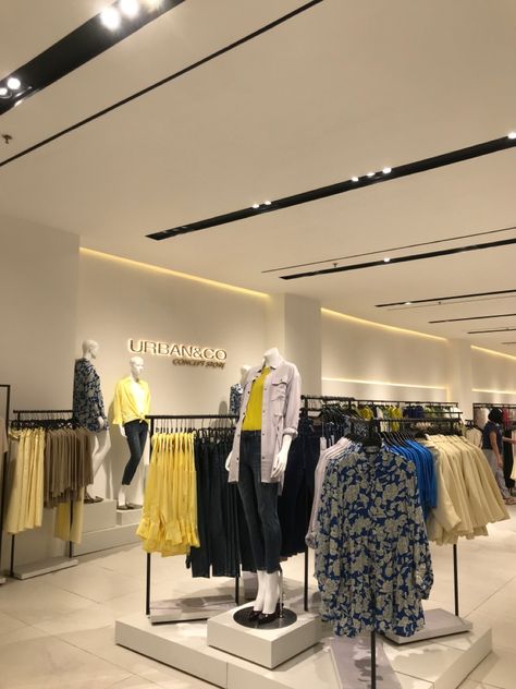 Women Clothes Shop Interior Design, Clothes Shop Interior Design, Clothes Shop Interior, Women Clothes Shop, Visual Merchandising Fashion, Clothing Store Interior, Store Design Boutique, Retail Store Interior, Boutique Ideas