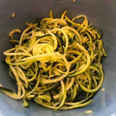 Zoodles Air Fryer, Air Fryer Spiralized Zucchini, Air Fryer Zoodles Recipes, Cooking Zucchini Noodles, Air Fryer Zucchini Noodles, Air Fryer Zoodles, Lean And Green Air Fryer Recipes, Spiralized Zucchini Recipes, Zucchini Zoodles