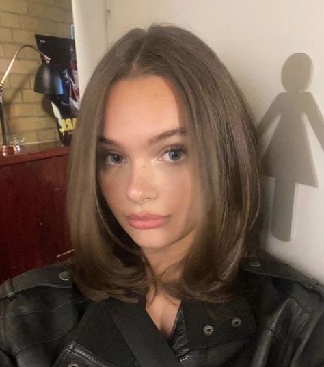 Bob Hairstyles Light Brown, Shoulder Length Hair Light Brown, Hairstyles Light Brown, Dark Brown Hair Bob, Shoulder Length Layered Hairstyles, Brown Hair Bob, Brown Hair Short, Collarbone Length Hair, Short Dark Brown Hair