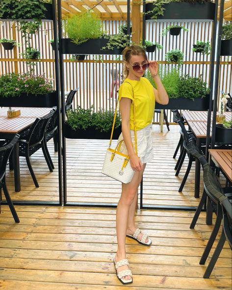 Summer 2021 casual outfit. Yellow T-short Zara, white shorts Zara, HM leather slides, Michael Kors white and yellow Travel Tote Bag #streetstyle #fashion #fashioblogger #outfits #summer #summeroutfit #yellow #streetwear Yellow And White Outfit, Short Zara, White Shorts Outfit, Outfit Yellow, Yellow Streetwear, Summer Yellow, Yellow Shirt, T Shorts, Streetstyle Fashion