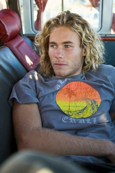 Surfer Haircut Men, Surfer Curtains Hair Men Curly, Surfer Curtains Hair Blonde Men, Surf Hair Men, Blonde Surfer Guy Aesthetic, Long Hair Men Surfer, Sufer Hair Guy, Long Blonde Curly Hair, Surf Hair