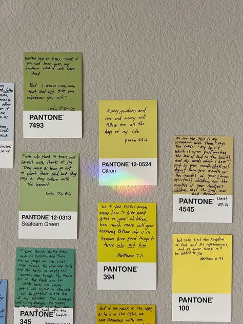 Vsco Apartment, Christian Polaroid, Bible Verse Sticky Note Wall, Christian Dorm Room Decor, Christian College Apartment, Room Posters Aesthetic Christian, Prayer Boards, Prayer Closet, Prayer Wall