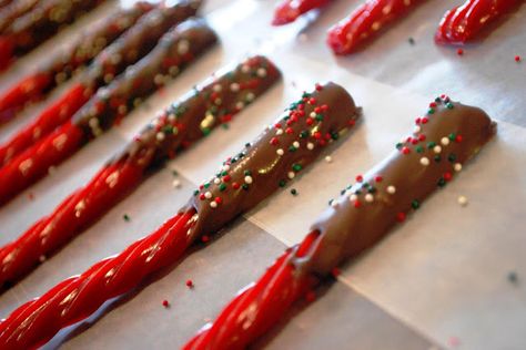 Holiday Chocolate Covered Pretzels, Chocolate Covered Pretzels Recipe, Travel In Mexico, Creative Treats, Christmas Pretzels, Red Licorice, Dipped In Chocolate, Holiday Chocolate, Food Eating