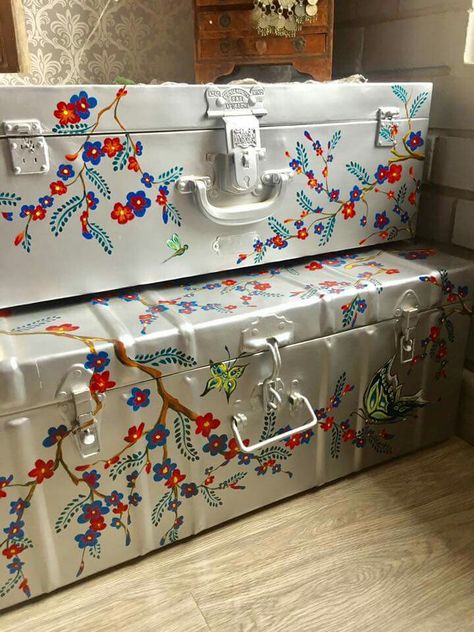 Trunk Box Painting Ideas, Iron Trunk Box Decor, Iron Box Painting Ideas, Iron Almirah Painting Ideas, Metal Trunk Painting Ideas, Trunk Painting Ideas, Budget Small Kitchen, Painted Suitcase, Trunk Makeover