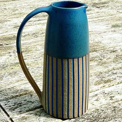 Hand Built Pottery Jug, Ceramic Jugs Ideas, Pitcher Ceramic Pottery, Ceramic Pitcher Ideas, Ceramic Jugs Pottery, Ceramic Pitchers, Clay Jug, Pottery Jugs, Pottery Jars