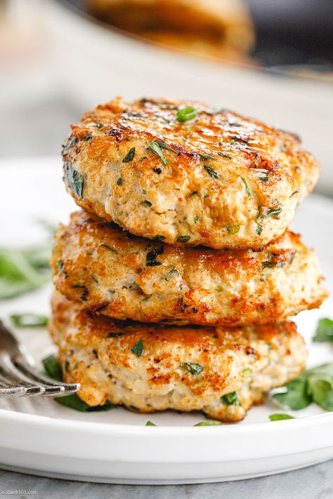 Easy Turkey Patties Recipe - #turkey #patties #eatwell101 #recipe - These easy turkey patties make the perfect protein addition to your lunch or meal-prep! - #recipe by #eatwell101 Turkey Burger Recipes Healthy, Ground Turkey Burgers, Turkey Recipes Healthy, Ground Turkey Recipes Easy, Turkey Patties, Healthy Turkey Recipes, Ground Turkey Recipes Healthy, Turkey Burger Recipes, Healthy Turkey