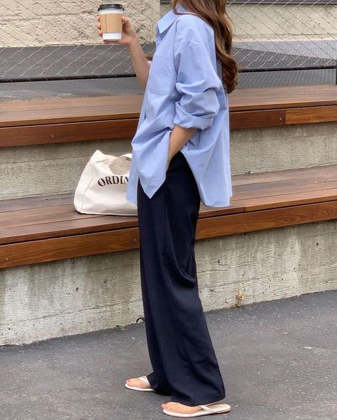 Minimal Outfit, Fashion Hacks Clothes, Casual Work Outfits, Blue Outfit, 가을 패션, Casual Trousers, Basic Outfits, Oxford Shirt, Casual Style Outfits