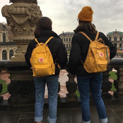 Yellow Kanken, Cute Mini Skirt Outfits, Yellow Backpack, Fjällräven Kånken, Backpack Outfit, Indie Girl, Yellow Outfit, Adventure Style, Miniskirt Outfits