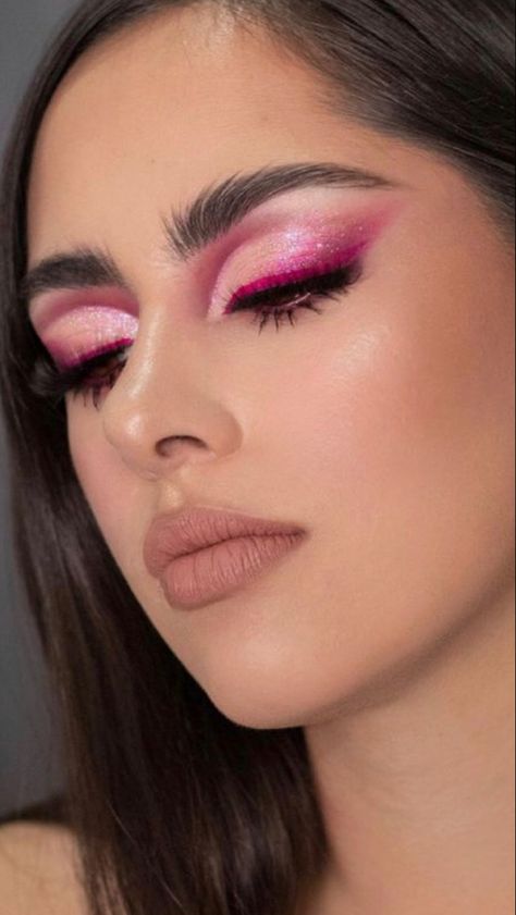 Fuchsia Pink Makeup, Barbie Birthday Makeup, Fuscia Eyeshadow Eye Makeup, Fuchsia Eye Makeup, Make Carnaval Rosa, Fushia Makeup Looks, Fuschia Makeup Looks, Pink Concert Makeup, Dark Pink Makeup Looks