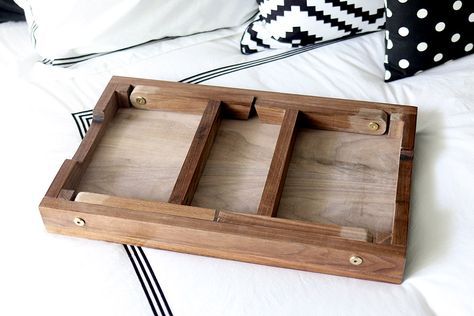 DIY folding lap desk                                                                                                                                                      More Lap Desk Diy, Bed Tray Diy, Diy Lap Desk, Bed Tray Table, Desk Organizer Tray, Lap Table, Diy Breakfast, Diy Laptop, Lap Tray