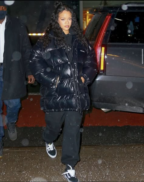 Rihanna Street Style, Looks Rihanna, Rihanna Outfits, Rihanna Looks, Cold Fits, Rihanna Style, Bad Gal, Rihanna Fenty, Chill Outfits