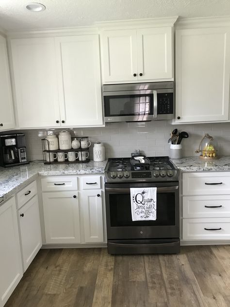 White Cabinets Kitchen Countertop Ideas, Railroad Kitchen, Kitchen Decor White Cabinets, Marble Countertops White Cabinets, Countertops And Backsplash Ideas, Farm Makeover, Countertops With White Cabinets, Remodeling Checklist, Simple Kitchen Remodel